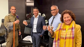 משה לארי ואורחיו בלשכה, צילום: ליז טייטלבאום